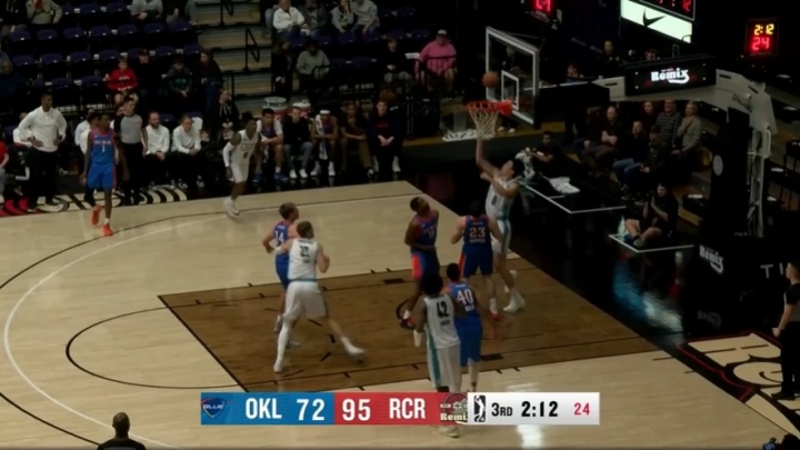 星亿娱乐H5游戏-🤩帅啊！杨瀚森高高跃起再收前板 随后拧身反篮打进！本场6前板